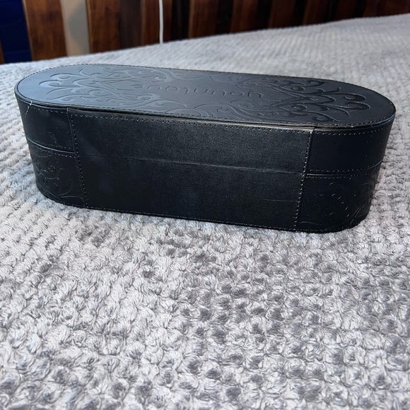 YOUNIQUE Presenters Black Makeup Case Box Latch Faux Leather 12” Oval Embossed - Picture 7 of 9